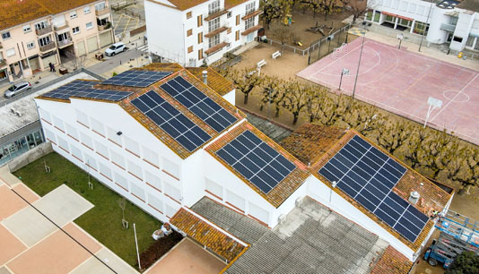 Comunidad-energética-comunidades-energéticas-públicas-y-privadas-escuela-escola-Cornellà-del-Terri-comunitats-energètiques-comunitat-energètica-instaladors-instaladores-electrofluxe